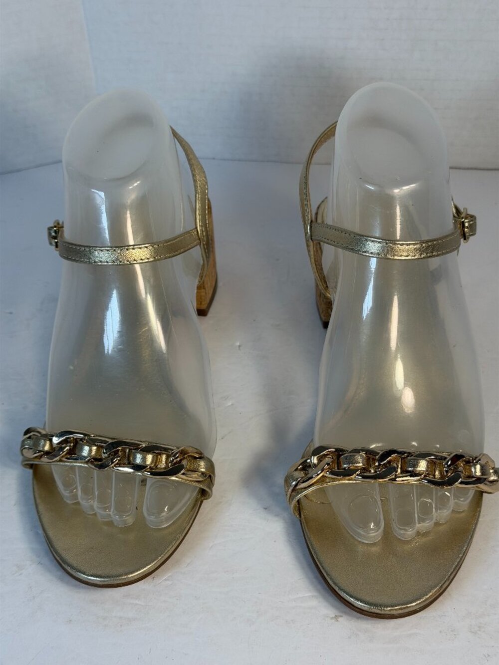 Women's size 8 Golden sandals - Picture 16 of 16